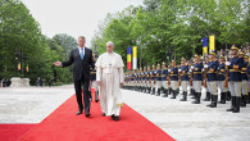 Papa Francisc, care a încetat din viață, a vizitat România în 2019, unde s-a întâlnit la București cu președintele Klaus Iohannis, premierul Viorica Dăncilă și a mers la Blaj, Șumuleu Ciuc și Iași, unde a fost întâmpinat de mii de credincioși creștini. Foto: Inquam Photos | Poza 38 din 39