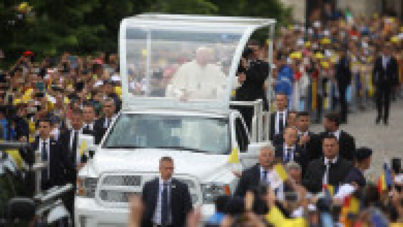 Papa Francisc, care a încetat din viață, a vizitat România în 2019, unde s-a întâlnit la București cu președintele Klaus Iohannis, premierul Viorica Dăncilă și a mers la Blaj, Șumuleu Ciuc și Iași, unde a fost întâmpinat de mii de credincioși creștini. Foto: Inquam Photos | Poza 26 din 39