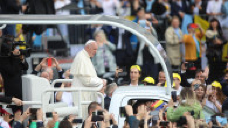 Papa Francisc, care a încetat din viață, a vizitat România în 2019, unde s-a întâlnit la București cu președintele Klaus Iohannis, premierul Viorica Dăncilă și a mers la Blaj, Șumuleu Ciuc și Iași, unde a fost întâmpinat de mii de credincioși creștini. Foto: Inquam Photos | Poza 25 din 39