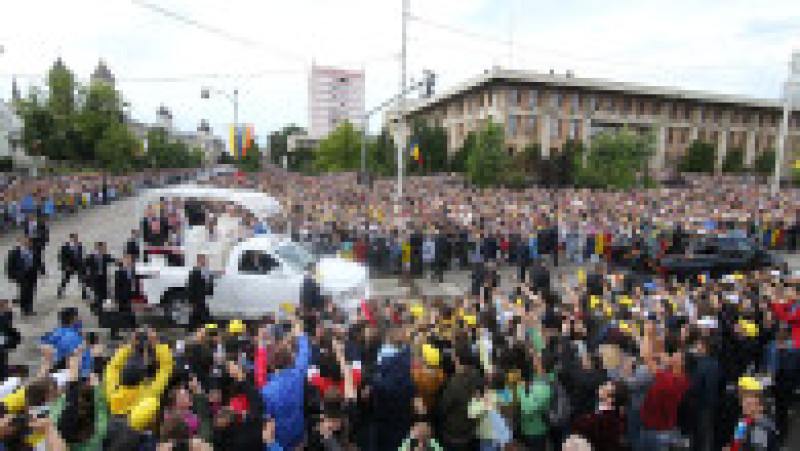 Papa Francisc, care a încetat din viață, a vizitat România în 2019, unde s-a întâlnit la București cu președintele Klaus Iohannis, premierul Viorica Dăncilă și a mers la Blaj, Șumuleu Ciuc și Iași, unde a fost întâmpinat de mii de credincioși creștini. Foto: Inquam Photos | Poza 27 din 39