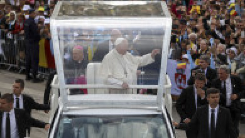 Papa Francisc, care a încetat din viață, a vizitat România în 2019, unde s-a întâlnit la București cu președintele Klaus Iohannis, premierul Viorica Dăncilă și a mers la Blaj, Șumuleu Ciuc și Iași, unde a fost întâmpinat de mii de credincioși creștini. Foto: Inquam Photos | Poza 23 din 39