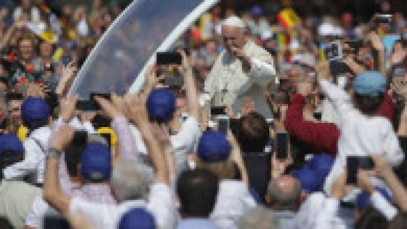 Papa Francisc, care a încetat din viață, a vizitat România în 2019, unde s-a întâlnit la București cu președintele Klaus Iohannis, premierul Viorica Dăncilă și a mers la Blaj, Șumuleu Ciuc și Iași, unde a fost întâmpinat de mii de credincioși creștini. Foto: Inquam Photos | Poza 22 din 39