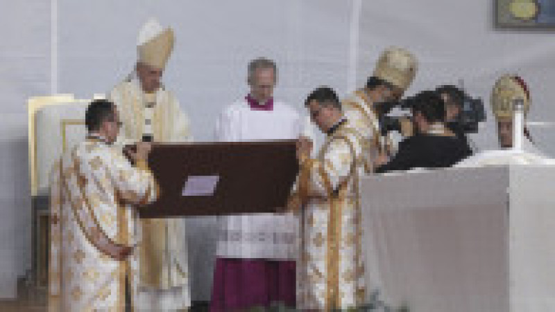 Papa Francisc, care a încetat din viață, a vizitat România în 2019, unde s-a întâlnit la București cu președintele Klaus Iohannis, premierul Viorica Dăncilă și a mers la Blaj, Șumuleu Ciuc și Iași, unde a fost întâmpinat de mii de credincioși creștini. Foto: Inquam Photos | Poza 19 din 39