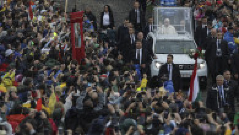 Papa Francisc, care a încetat din viață, a vizitat România în 2019, unde s-a întâlnit la București cu președintele Klaus Iohannis, premierul Viorica Dăncilă și a mers la Blaj, Șumuleu Ciuc și Iași, unde a fost întâmpinat de mii de credincioși creștini. Foto: Inquam Photos | Poza 13 din 39