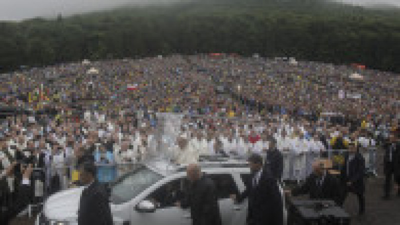 Papa Francisc, care a încetat din viață, a vizitat România în 2019, unde s-a întâlnit la București cu președintele Klaus Iohannis, premierul Viorica Dăncilă și a mers la Blaj, Șumuleu Ciuc și Iași, unde a fost întâmpinat de mii de credincioși creștini. Foto: Inquam Photos | Poza 12 din 39