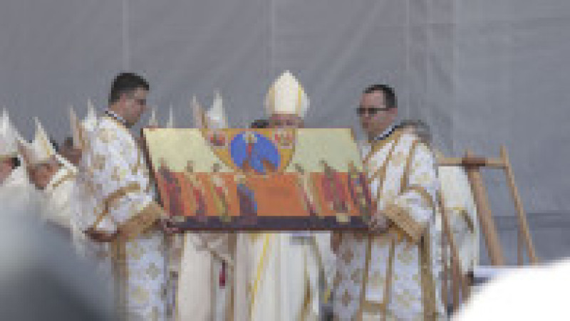 Papa Francisc, care a încetat din viață, a vizitat România în 2019, unde s-a întâlnit la București cu președintele Klaus Iohannis, premierul Viorica Dăncilă și a mers la Blaj, Șumuleu Ciuc și Iași, unde a fost întâmpinat de mii de credincioși creștini. Foto: Inquam Photos | Poza 18 din 39