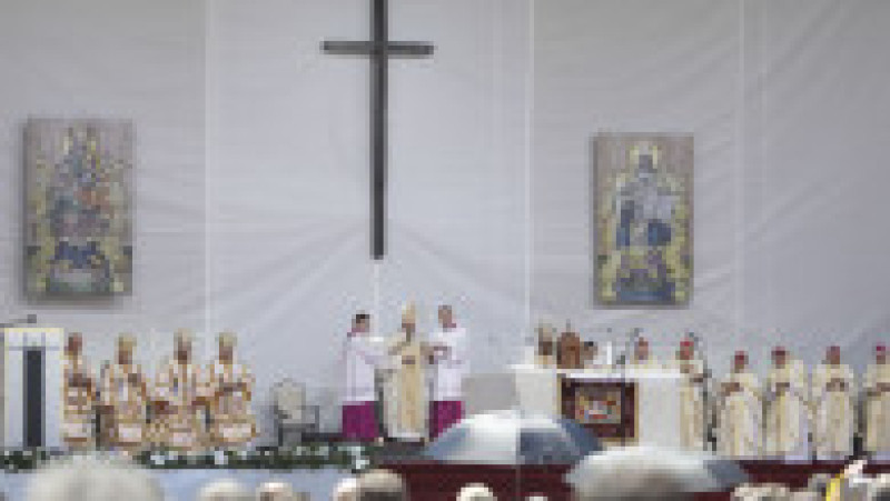 Papa Francisc, care a încetat din viață, a vizitat România în 2019, unde s-a întâlnit la București cu președintele Klaus Iohannis, premierul Viorica Dăncilă și a mers la Blaj, Șumuleu Ciuc și Iași, unde a fost întâmpinat de mii de credincioși creștini. Foto: Inquam Photos | Poza 17 din 39