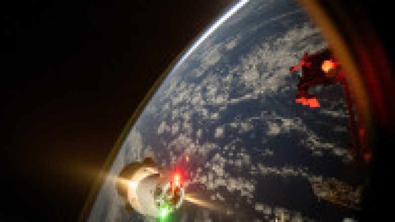 Imagine cu o navă SpaceX Dragon cargo la scurt timp după ce s-a decuplat de Stația Spațială Internațională. Foto: Profimedia Images | Poza 4 din 16
