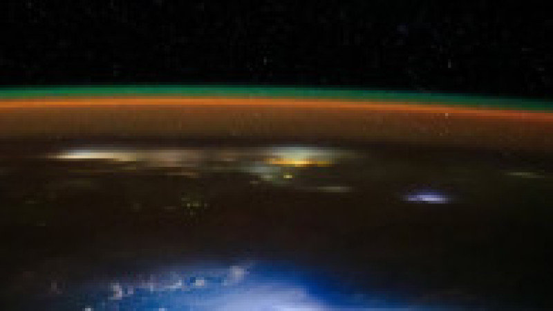 Fulgere puternice luminează norii de deasupra Oceanului Pacific într-o noapte întunecată de noiembrie. Foto: NASA / Don Pettit | Poza 15 din 16