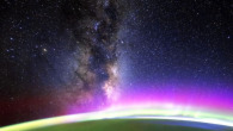 Culori cosmice - Calea Lactee deasupra unei aurore și a luminii atmosferei Pământului - surprinse în timp ce Soarele răsare deasupra Oceanului Pacific. Foto: NASA / Don Pettit | Poza 7 din 16