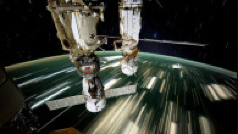 Imagine cu lumina misterioasă a atmosferei Pământului și module din partea rusească a Stației Spațiale Internaționale. Foto: NASA / Don Pettit | Poza 5 din 16
