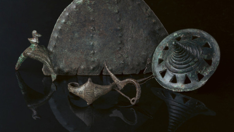 Descoperiri metalice din epoca timpurie a fierului pe Dealul Somló; diametrul falerelor cu decorațiuni traforate este de 45,51 mm; lungimea fibulelor variază între 34,15 și 55,27 mm; pandantivul mare are o lungime de 90,1 mm. Foto: László György via Cambridge University