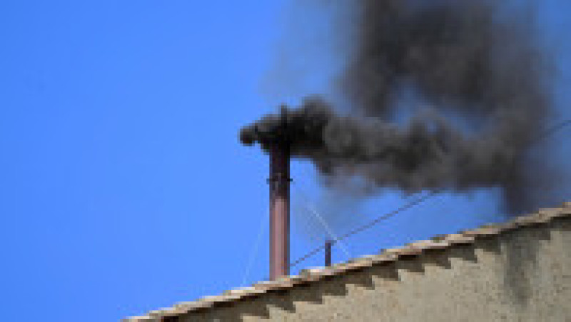 Fum negru ieșit pe coșul Capelei Sixtine, în jurul orei 12:50 (ora României). Foto. Profimedia | Poza 2 din 3