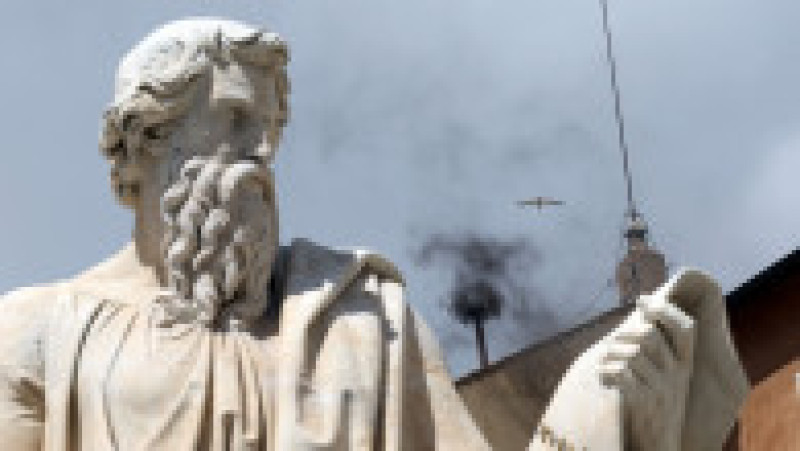 Fum negru ieșit pe coșul Capelei Sixtine, în jurul orei 12:50 (ora României). Foto. Profimedia | Poza 1 din 3