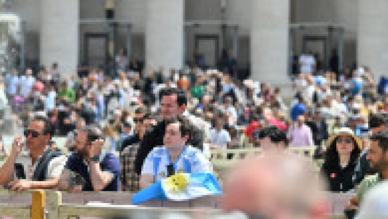 11.000 de persoane s-au adunat joi, 8 mai 2025, în Piața Sfântul Petru din Vatican. Foto. Profimedia | Poza 5 din 6