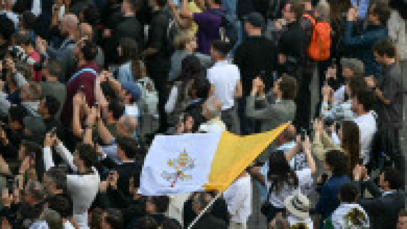 11.000 de persoane s-au adunat joi, 8 mai 2025, în Piața Sfântul Petru din Vatican. Foto. Profimedia | Poza 1 din 6