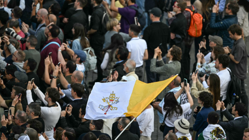 11.000 de persoane s-au adunat joi, 8 mai 2025, în Piața Sfântul Petru din Vatican. Foto. Profimedia
