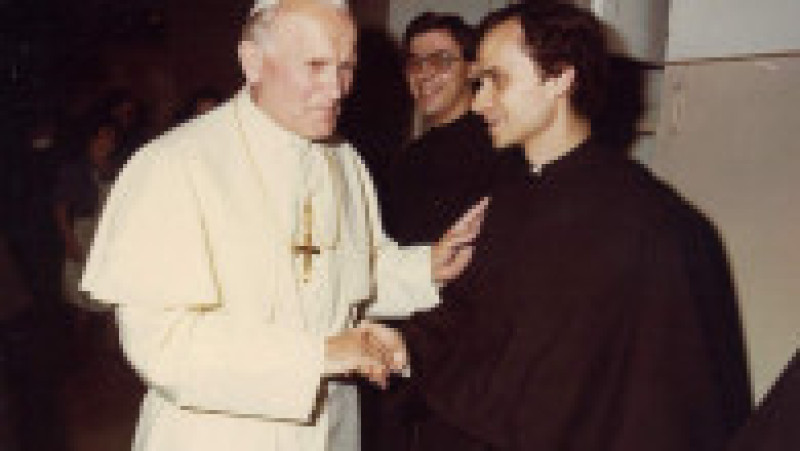 Robert Prevost, tânăr preot augustinian, în dialog cu Papa Ioan Paul al II-lea. Foto: Midwest Augustinians | Poza 2 din 5