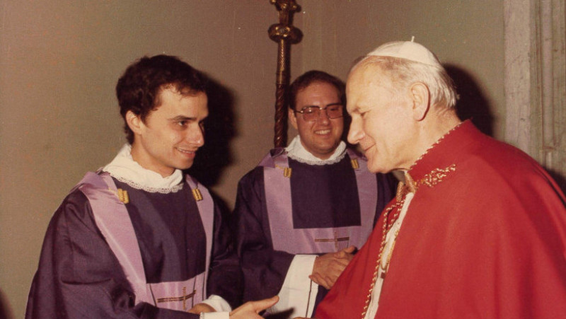 Robert Prevost și Papa Ioan Paul al II-lea, în prezența unui alt cleric. Foto: Midwest Augustinians