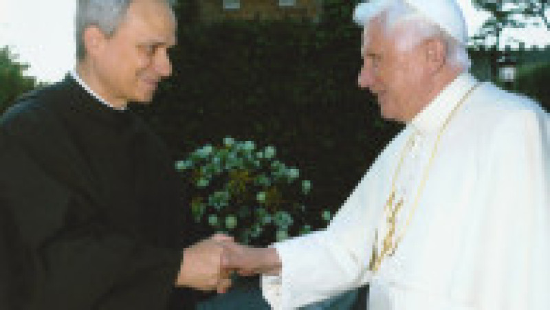Robert Prevost îl salută pe Papa Benedict al XVI-lea. Foto: Midwest Augustinians | Poza 4 din 5