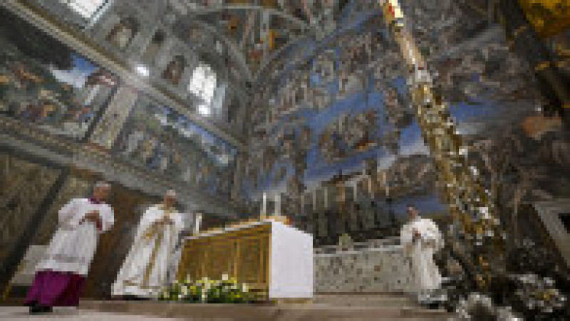 Papa Leon al XIV-lea, în timpul primei sale slujbe oficiate în Capela Sixtină Foto: Profimedia | Poza 2 din 5