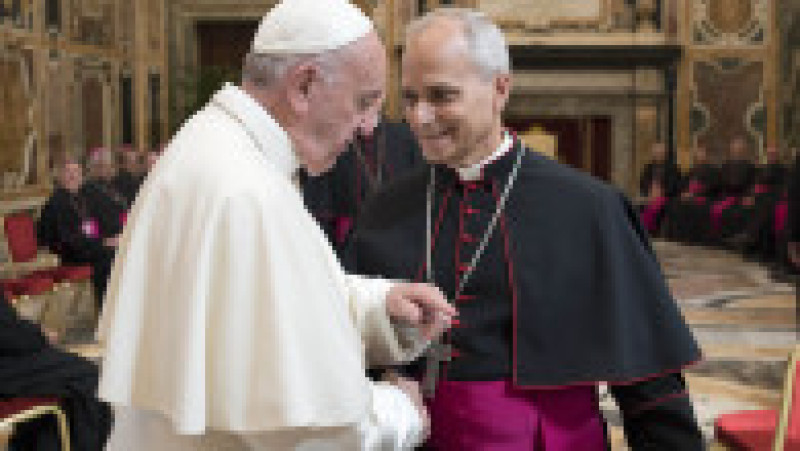 Robert Prevost, pe atunci arhiepiscop, în dialog cu Papa Francisc. Foto. Profimedia | Poza 5 din 5