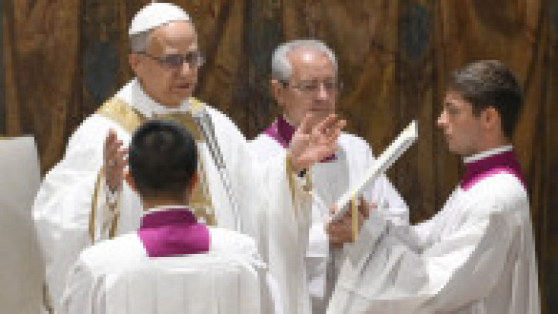 Papa Leon al XIV-lea, în timpul primei sale slujbe oficiate în Capela Sixtină Foto: Profimedia | Poza 5 din 5