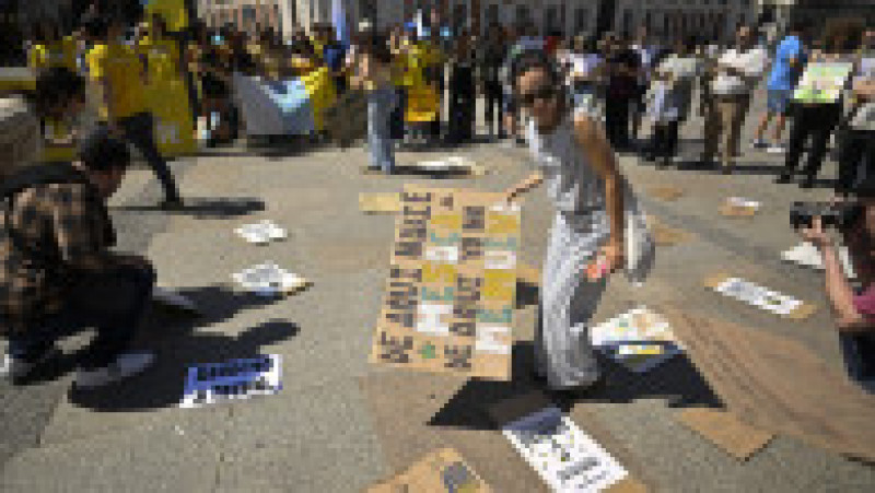 Locuitorii din Insulele Canare au ieșit în stradă în mai multe orașe din arhipelag, dar și pe continent, pentru a cere schimbarea modelului economic bazat pe turismul de masă. Manifestanții acuză distrugerea mediului, creșterea explozivă a prețurilor locuințelor și pierderea identității locale. Foto. Profimedia | Poza 4 din 5