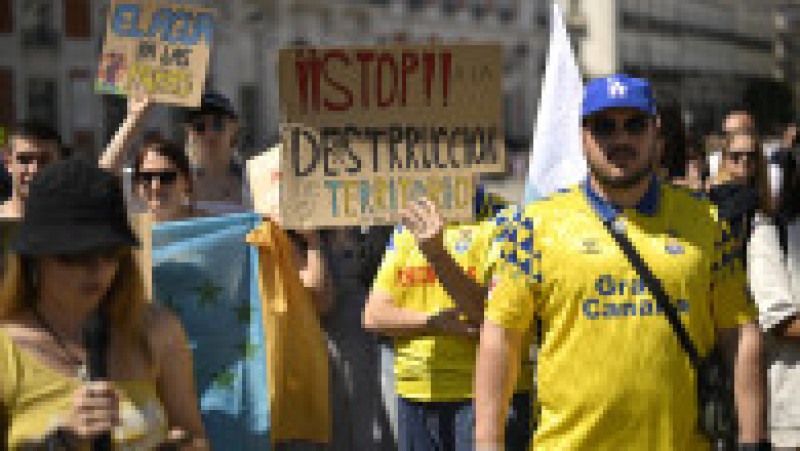 Locuitorii din Insulele Canare au ieșit în stradă în mai multe orașe din arhipelag, dar și pe continent, pentru a cere schimbarea modelului economic bazat pe turismul de masă. Manifestanții acuză distrugerea mediului, creșterea explozivă a prețurilor locuințelor și pierderea identității locale. Foto. Profimedia | Poza 3 din 5