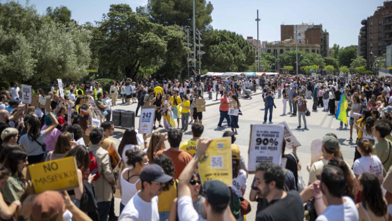Locuitorii din Insulele Canare au ieșit în stradă în mai multe orașe din arhipelag, dar și pe continent, pentru a cere schimbarea modelului economic bazat pe turismul de masă. Manifestanții acuză distrugerea mediului, creșterea explozivă a prețurilor locuințelor și pierderea identității locale. Foto. Profimedia