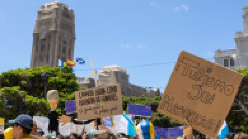 Locuitorii din Insulele Canare au ieșit în stradă în mai multe orașe din arhipelag, dar și pe continent, pentru a cere schimbarea modelului economic bazat pe turismul de masă. Manifestanții acuză distrugerea mediului, creșterea explozivă a prețurilor locuințelor și pierderea identității locale. Foto. Profimedia | Poza 2 din 5