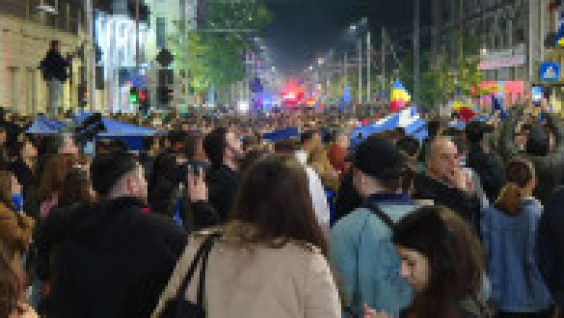 Sute de oameni au ieșit în centrul Capitalei, pentru a sărbători victoria lui Nicuşor Dan la alegerile prezidențiale. Foto: Digi24 | Poza 4 din 12