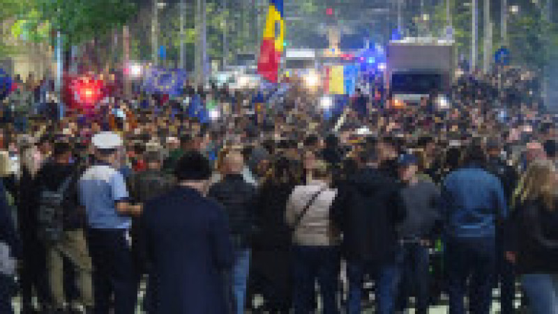 Sute de oameni au ieșit în centrul Capitalei, pentru a sărbători victoria lui Nicuşor Dan la alegerile prezidențiale. Foto: Digi24 | Poza 3 din 12
