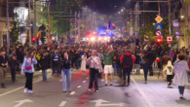 Sute de oameni au ieșit în centrul Capitalei, pentru a sărbători victoria lui Nicuşor Dan la alegerile prezidențiale. Foto: Digi24 | Poza 2 din 12