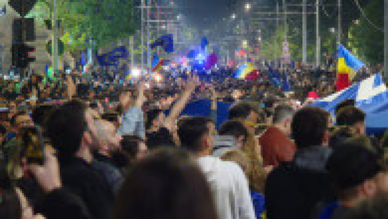 Sute de oameni au ieșit în centrul Capitalei, pentru a sărbători victoria lui Nicuşor Dan la alegerile prezidențiale. Foto: Digi24 | Poza 5 din 12