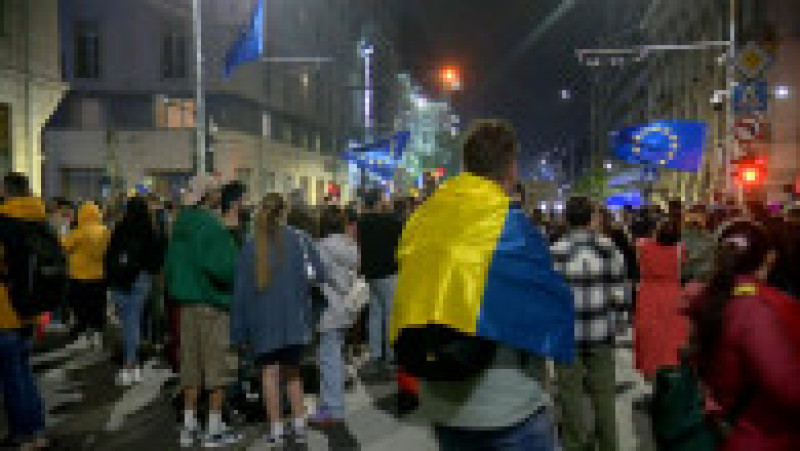 Sute de oameni au ieșit în centrul Capitalei, pentru a sărbători victoria lui Nicuşor Dan la alegerile prezidențiale. Foto: Digi24 | Poza 8 din 12