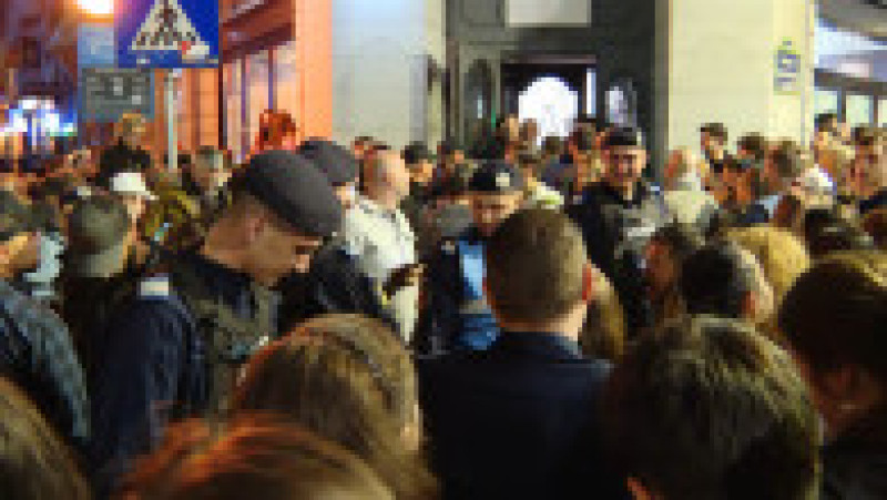 Sute de oameni au ieșit în centrul Capitalei, pentru a sărbători victoria lui Nicuşor Dan la alegerile prezidențiale. Foto: Digi24 | Poza 7 din 12