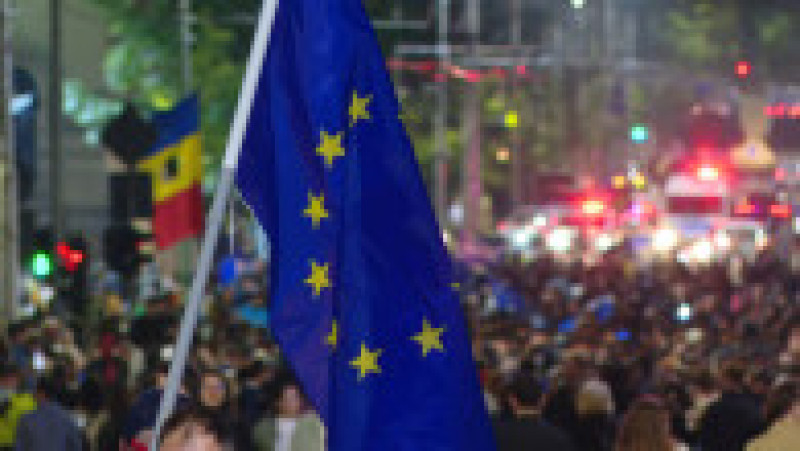 Sute de oameni au ieșit în centrul Capitalei, pentru a sărbători victoria lui Nicuşor Dan la alegerile prezidențiale. Foto: Digi24 | Poza 6 din 12