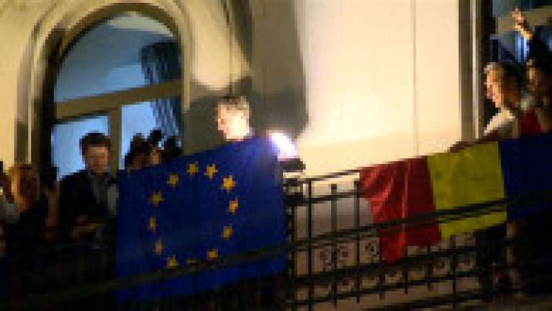 Sute de oameni au ieșit în centrul Capitalei, pentru a sărbători victoria lui Nicuşor Dan la alegerile prezidențiale. Foto: Digi24 | Poza 10 din 12