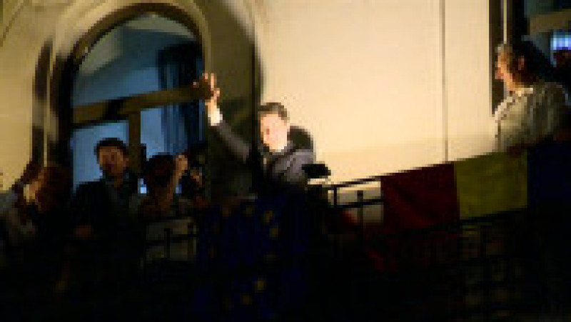 Sute de oameni au ieșit în centrul Capitalei, pentru a sărbători victoria lui Nicuşor Dan la alegerile prezidențiale. Foto: Digi24 | Poza 9 din 12