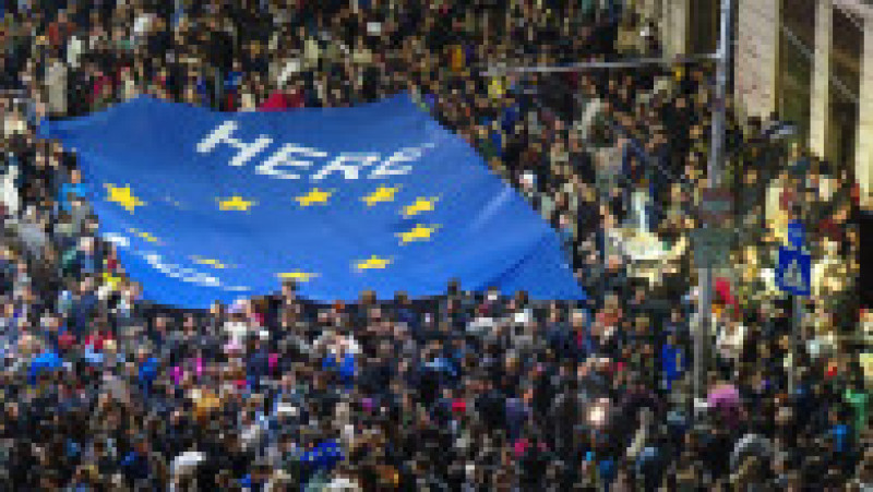 Românii au ieșit în centrul Capitalei, pentru a sărbători victoria lui Nicuşor Dan la alegerile prezidențiale. Foto: Digi24 | Poza 12 din 12