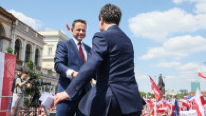 Nicușor Dan a ținut un discurs în Piața Bankowi, în fața a zeci de mii de susținători ai primarului Varșoviei, Rafał Trzaskowski. Foto: Profimedia | Poza 14 din 17