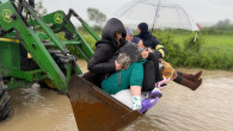 Oameni evacuați în urma inundațiilor din Botoșani. Sursa foto: Facebook/ISU Botoșani | Poza 6 din 6