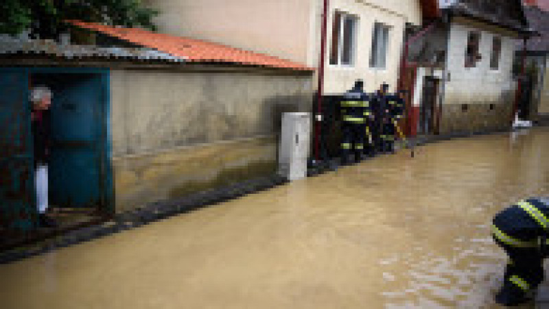 Mai multe străzi și locuințe au fost inundate în municipiul Brașov. Foto: Inquam Photos / Alex Nicodim | Poza 6 din 7