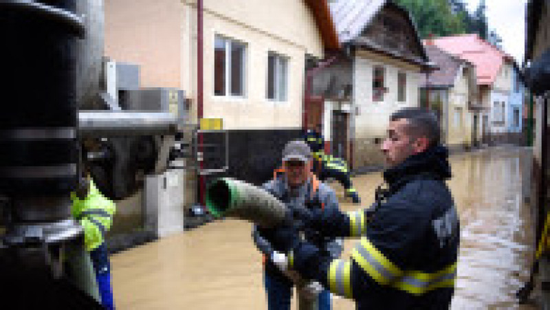 Mai multe străzi și locuințe au fost inundate în municipiul Brașov. Foto: Inquam Photos / Alex Nicodim | Poza 5 din 7