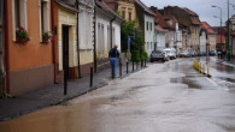 Mai multe străzi și locuințe au fost inundate în municipiul Brașov. Foto: Inquam Photos / Alex Nicodim | Poza 2 din 7