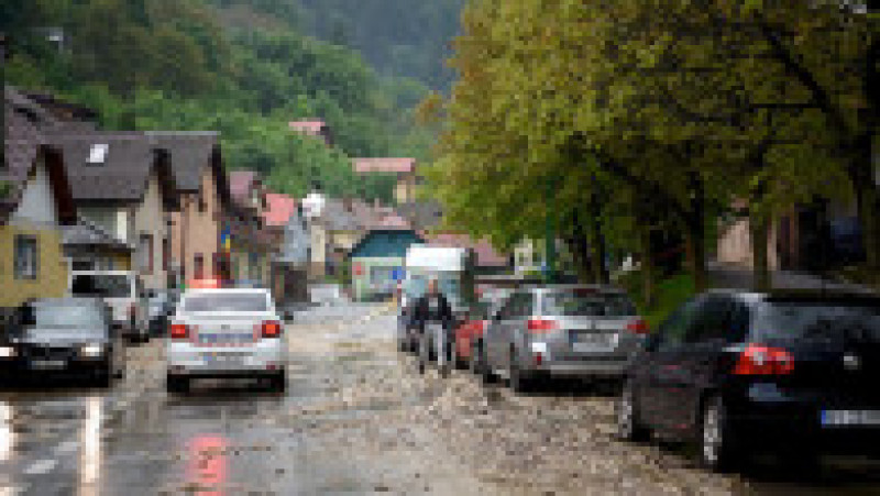 Mai multe străzi și locuințe au fost inundate în municipiul Brașov. Foto: Inquam Photos / Alex Nicodim | Poza 3 din 7