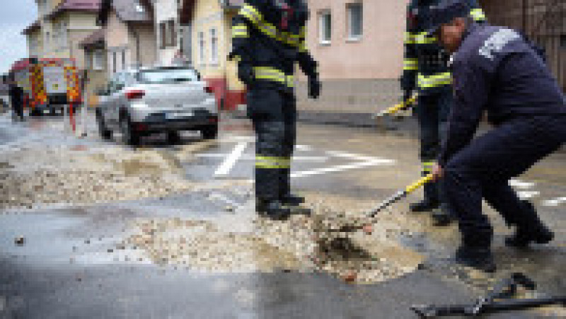 Mai multe străzi și locuințe au fost inundate în municipiul Brașov. Foto: Inquam Photos / Alex Nicodim | Poza 4 din 7