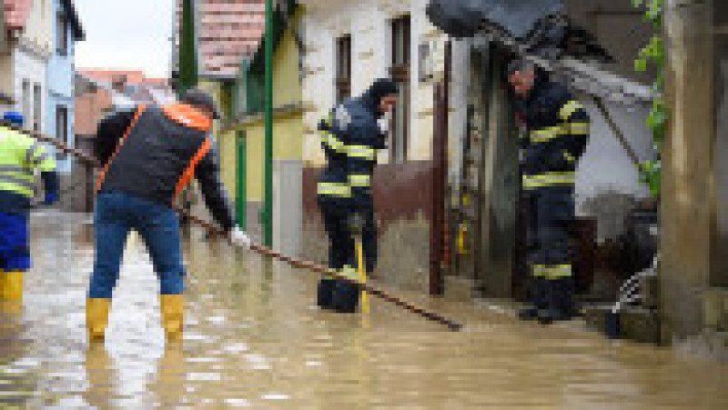 Mai multe străzi și locuințe au fost inundate în municipiul Brașov. Foto: Inquam Photos / Alex Nicodim | Poza 7 din 7