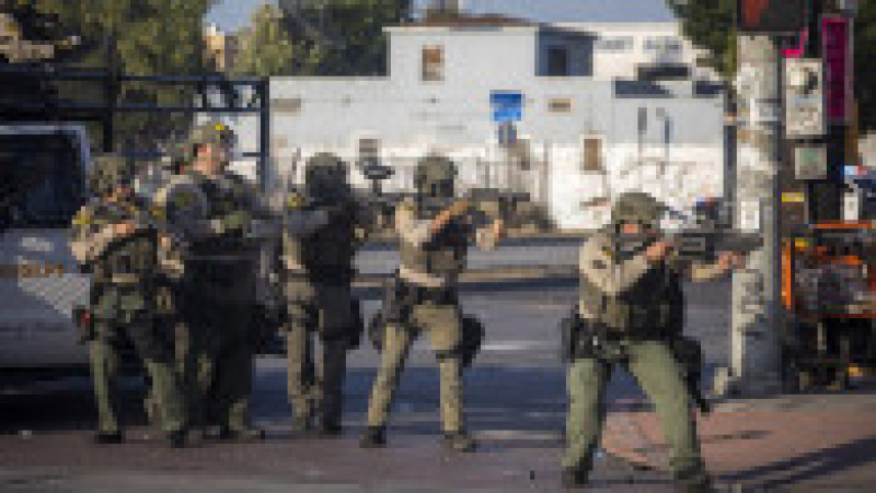 Membri ai forțelor de ordine înfruntă protestatari în Los Angeles. Foto: Profimedia | Poza 2 din 7